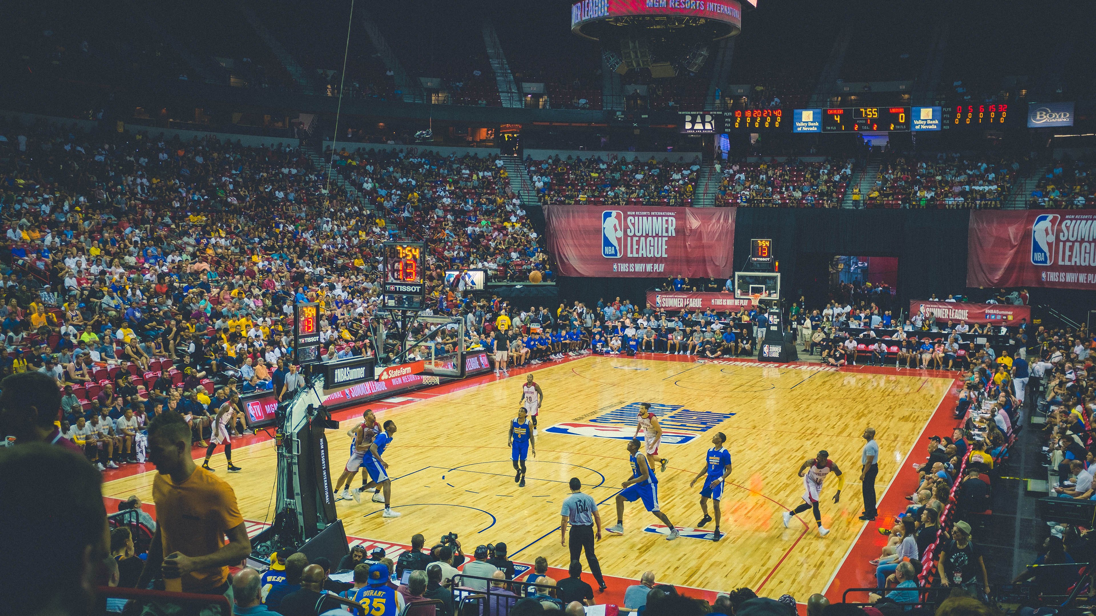 《英雄联盟跨洲对抗，豪强争锋谁与争锋？》